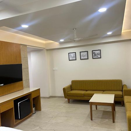 Hotel Flourish International อาเมดาบัด ภายนอก รูปภาพ