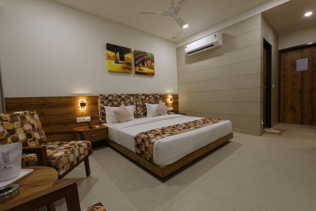Hotel Flourish International อาเมดาบัด ภายนอก รูปภาพ