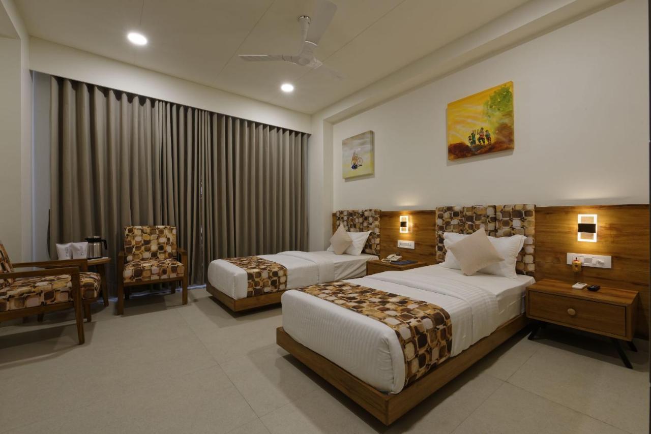 Hotel Flourish International อาเมดาบัด ภายนอก รูปภาพ