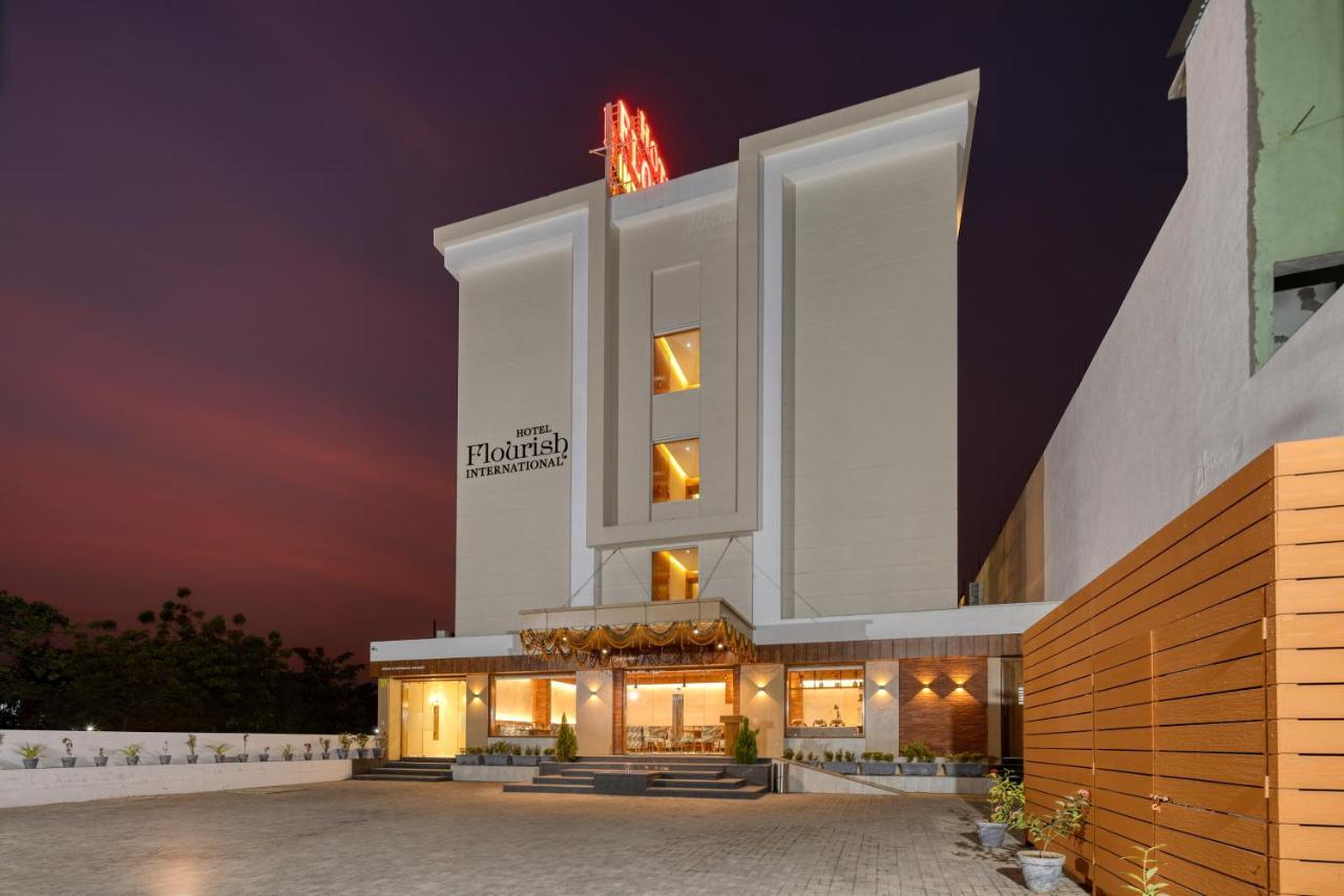 Hotel Flourish International อาเมดาบัด ภายนอก รูปภาพ