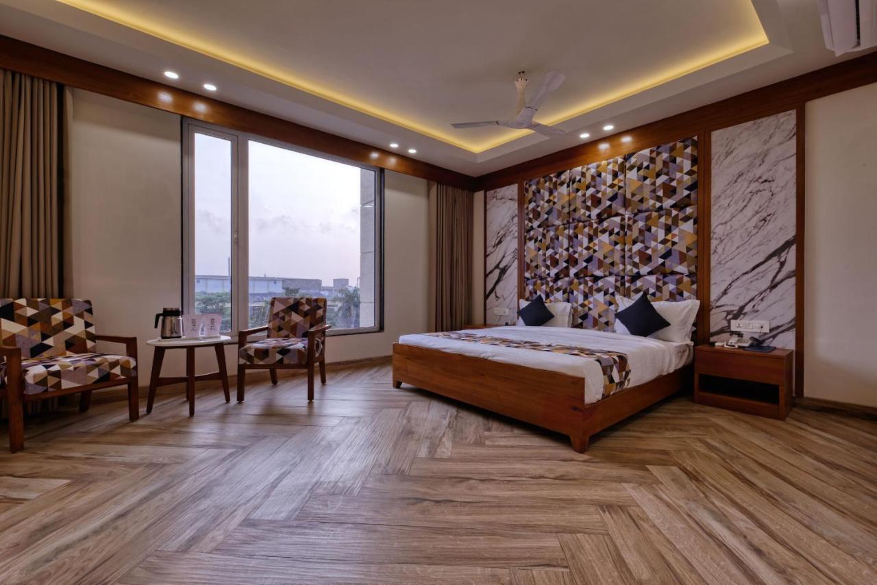 Hotel Flourish International อาเมดาบัด ภายนอก รูปภาพ