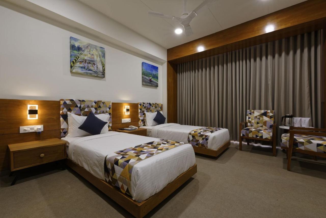 Hotel Flourish International อาเมดาบัด ภายนอก รูปภาพ