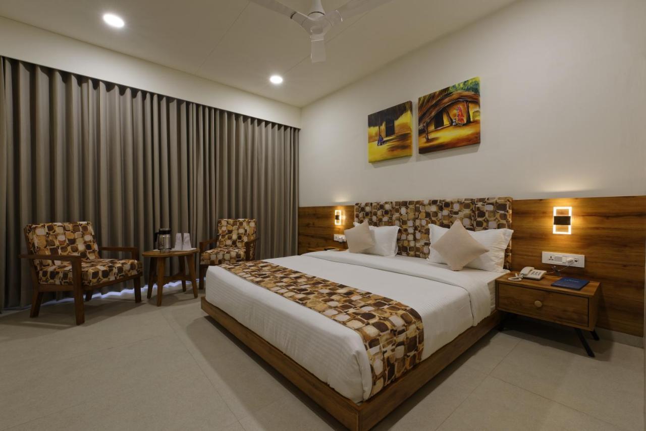 Hotel Flourish International อาเมดาบัด ภายนอก รูปภาพ
