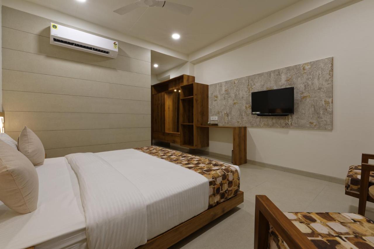 Hotel Flourish International อาเมดาบัด ภายนอก รูปภาพ