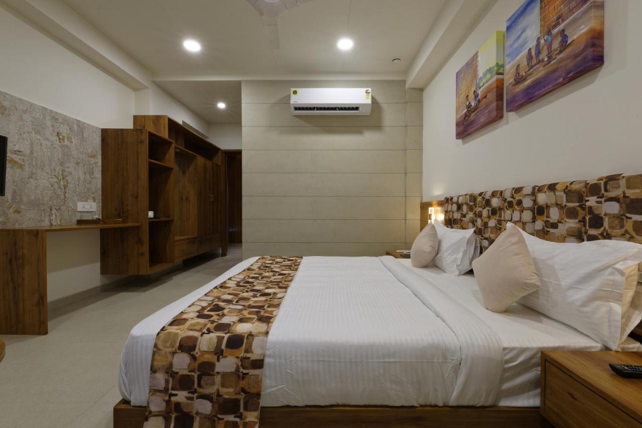 Hotel Flourish International อาเมดาบัด ภายนอก รูปภาพ