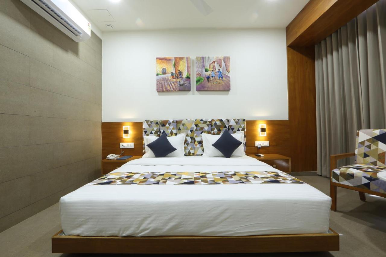 Hotel Flourish International อาเมดาบัด ภายนอก รูปภาพ