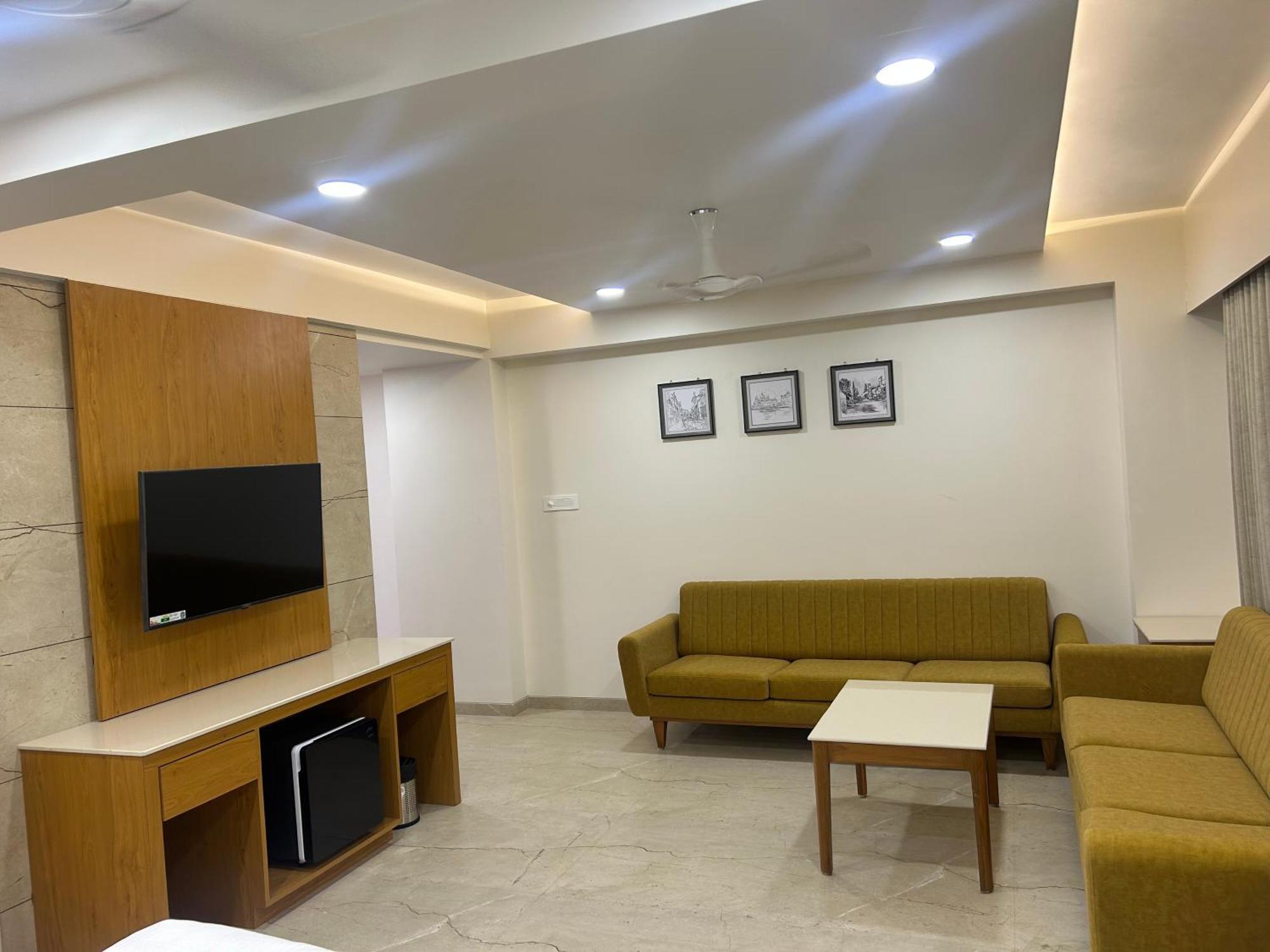 Hotel Flourish International อาเมดาบัด ภายนอก รูปภาพ