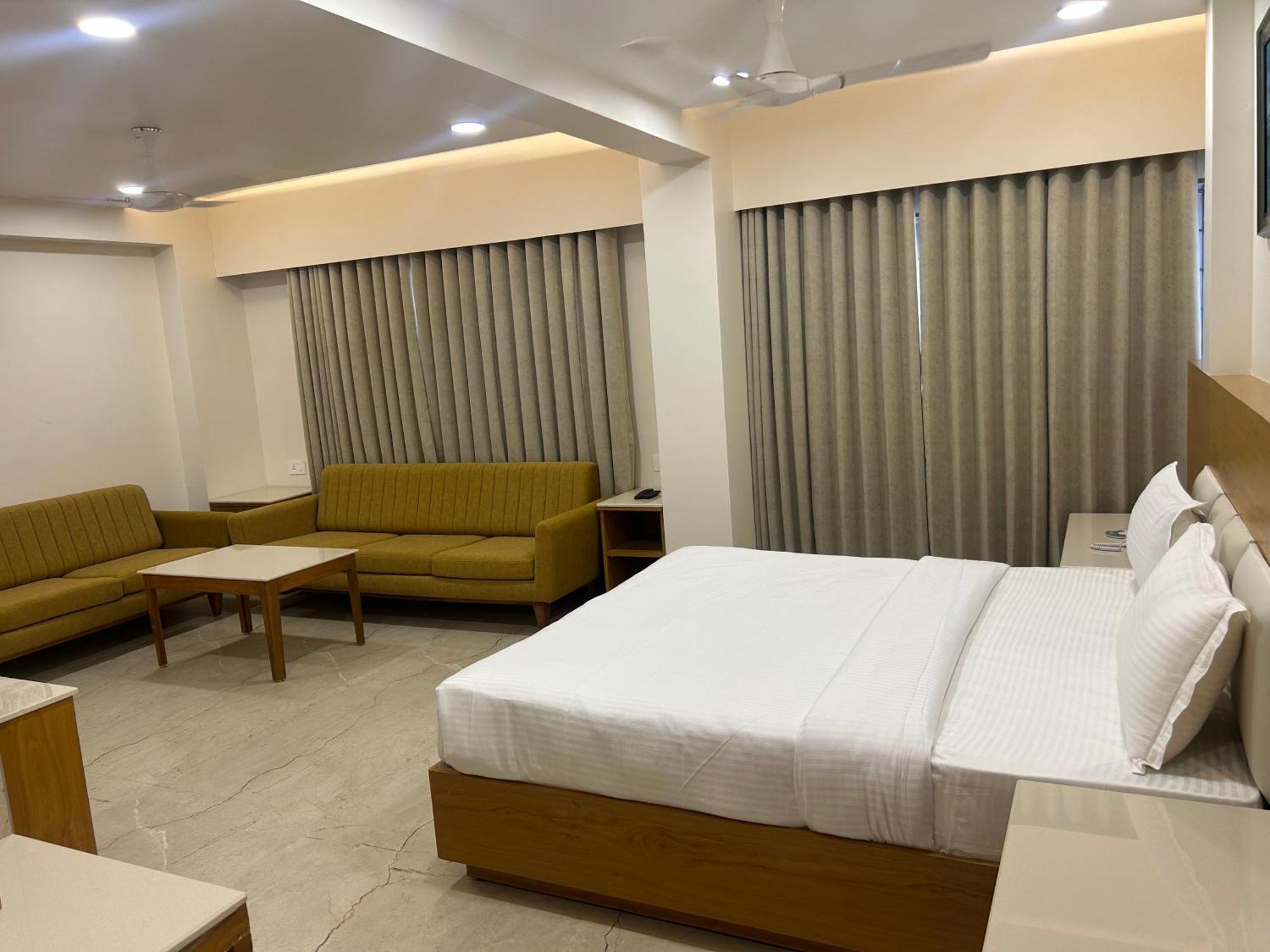 Hotel Flourish International อาเมดาบัด ภายนอก รูปภาพ
