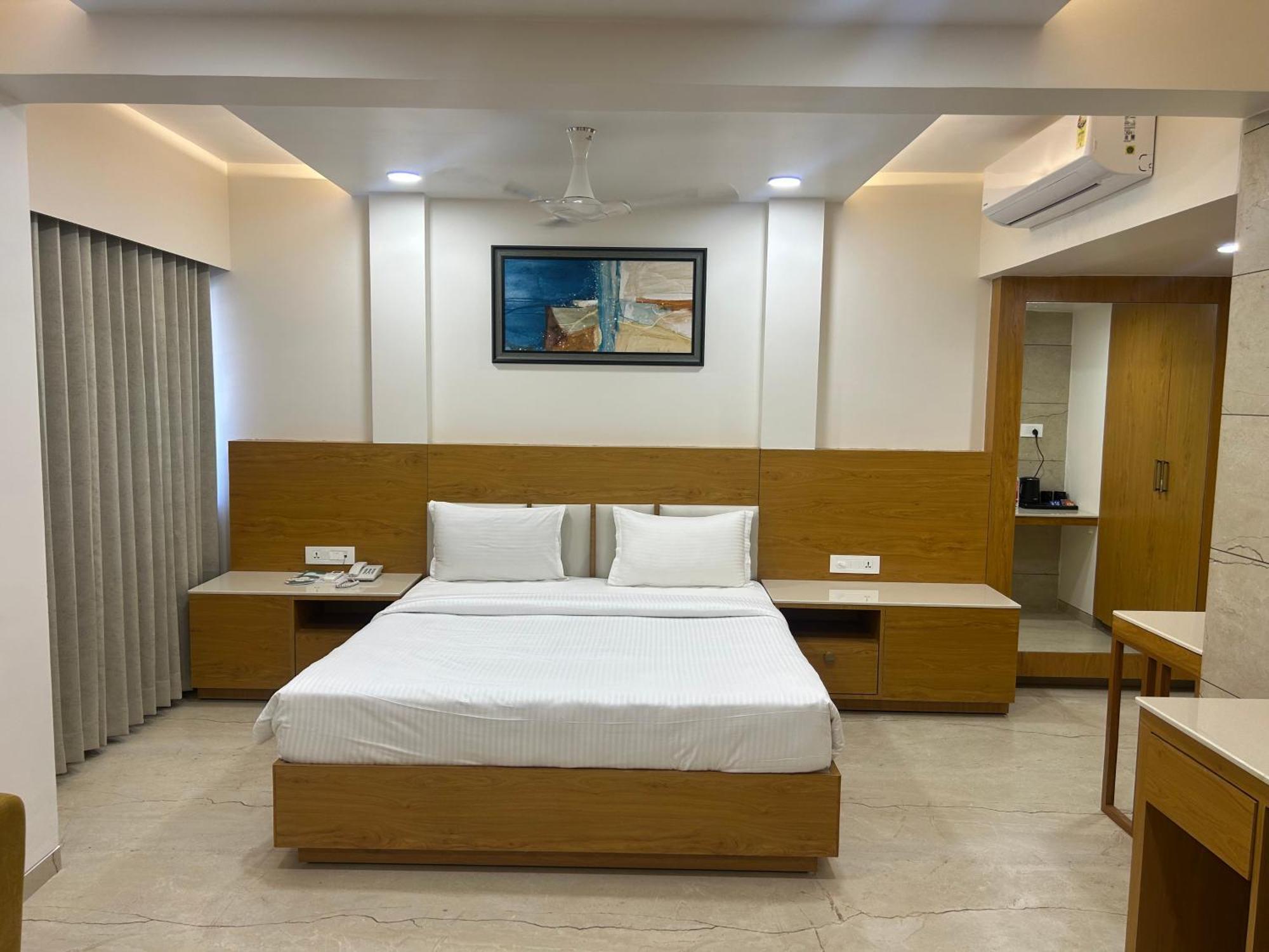 Hotel Flourish International อาเมดาบัด ภายนอก รูปภาพ